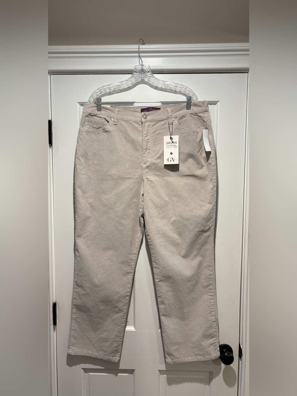 NWT Gloria Vanderbilt Women’s Amanda Original Slimming Corduroy Pant 18S